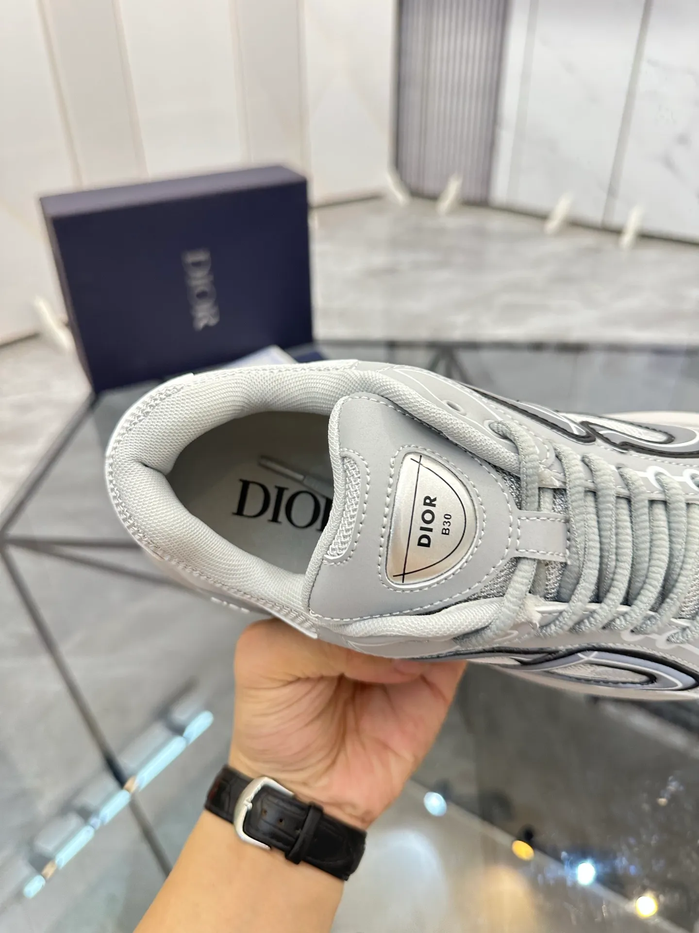 Men's shoes: 💰P400¥ Available in Guangzhou Product trademark: Dior* "Dior*" low-top casual shoes Regular size: 35-46 (can be customized to 47) Couple style Product materials: Upper imported cowhide stitched with original fabric, breathable lining, ultra-light foam original outsole. No.: 007